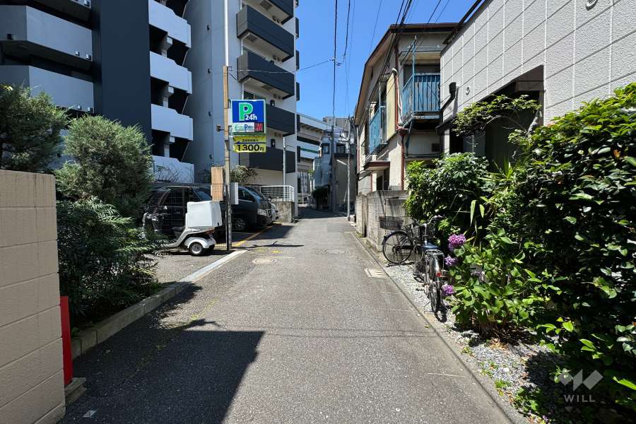 敷地の北側前面道路（東側から）