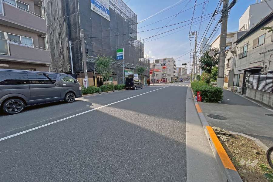 敷地の東側前面道路は紅葉橋通りです（南側から）。