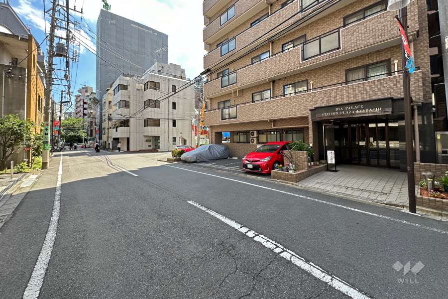 敷地南東側の前面道路（北東側から）