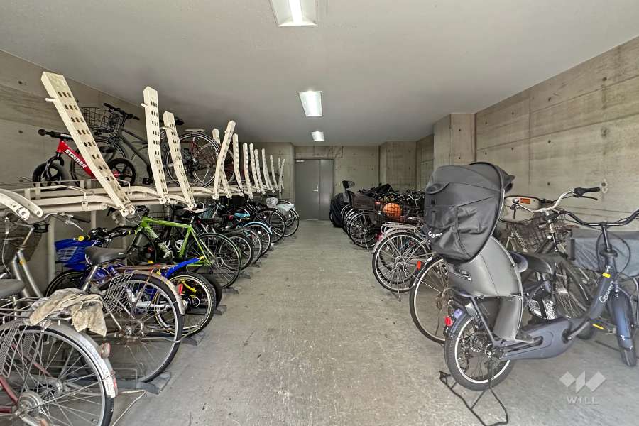 屋内に設けられた駐輪場