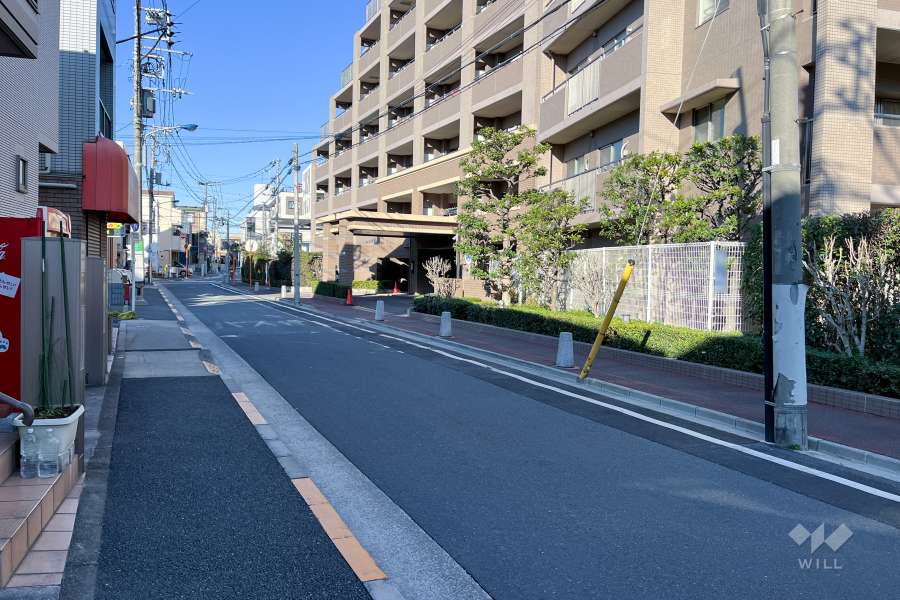 敷地西側の前面道路