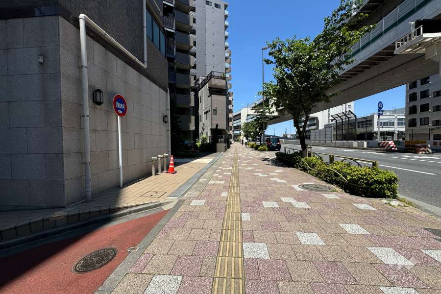 敷地の北側前面道路（東側から）