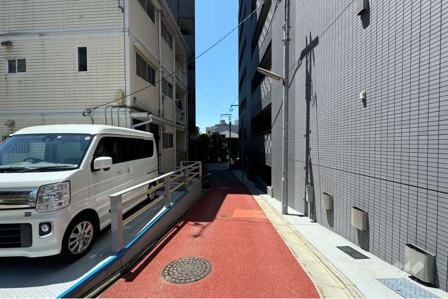 敷地の東側前面道路（北側から）