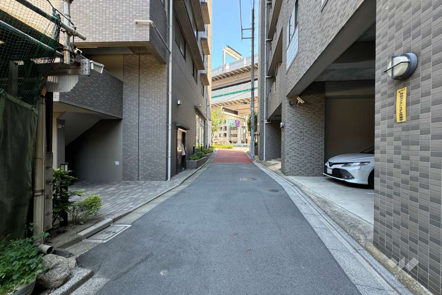 敷地の東側前面道路（南側から）