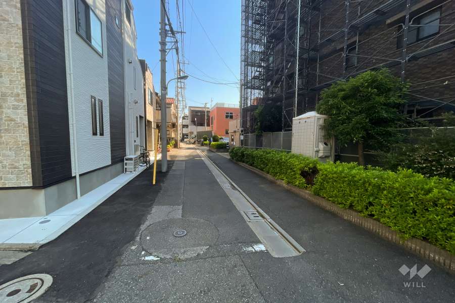 敷地西側の前面道路（南側から）