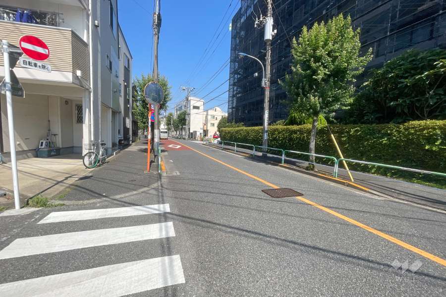 敷地南側の前面道路（東側から）