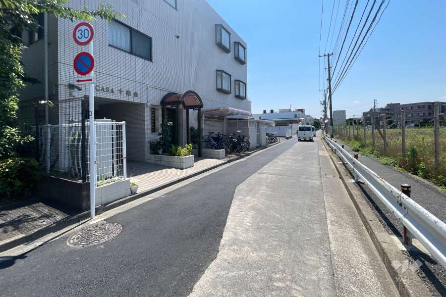 敷地の北側前面道路（東側から）