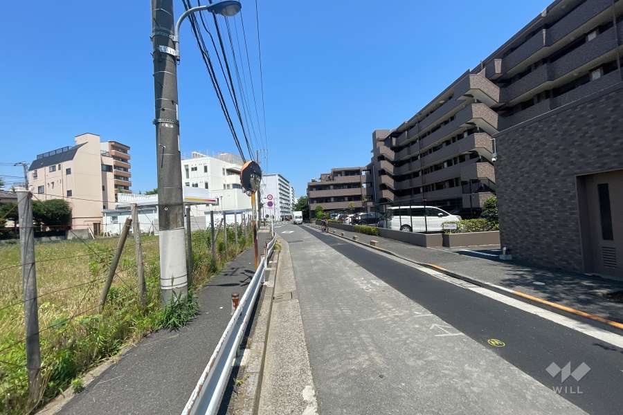 敷地の北側前面道路（西側から）
