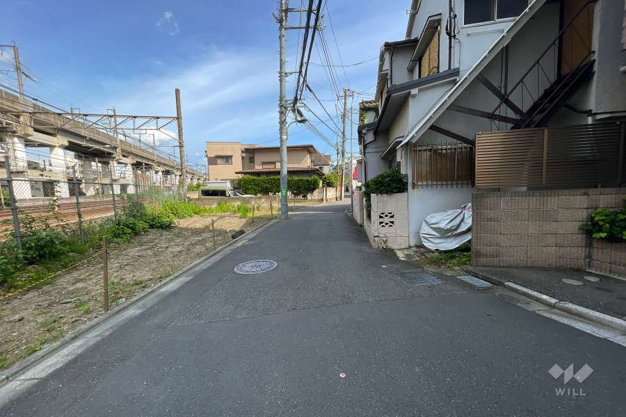 敷地北東側の前面道路（北西側から）