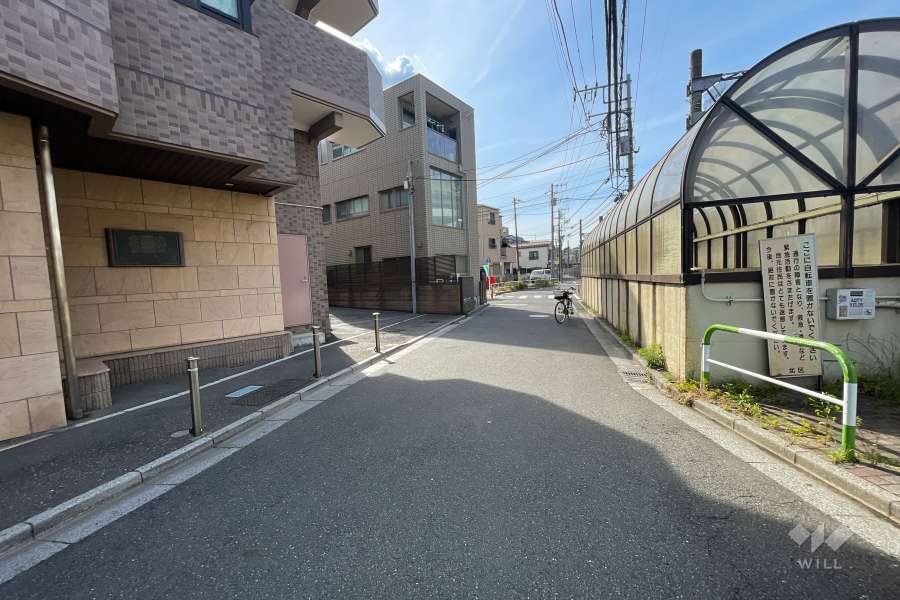 敷地北東側の前面道路（南東側から）