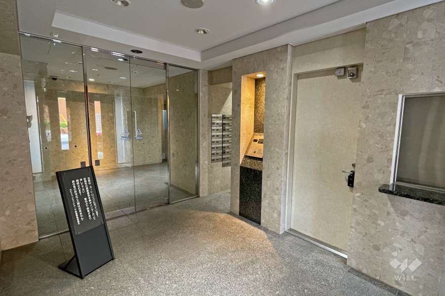 エントランスはオートロック付きです。