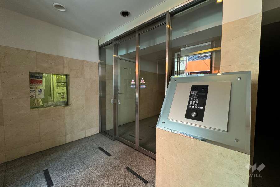 エントランスはオートロック付きです。