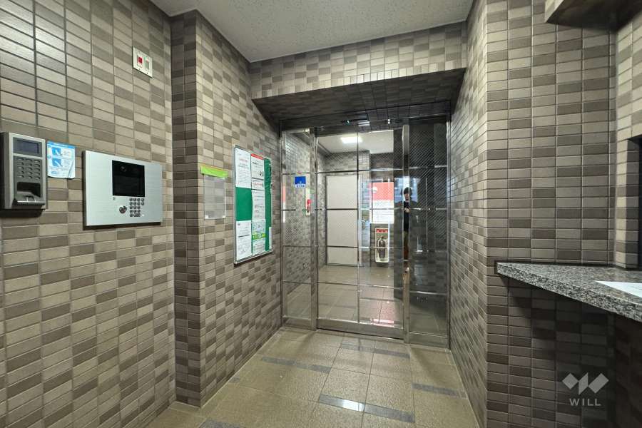 エントランスはオートロック付きです。