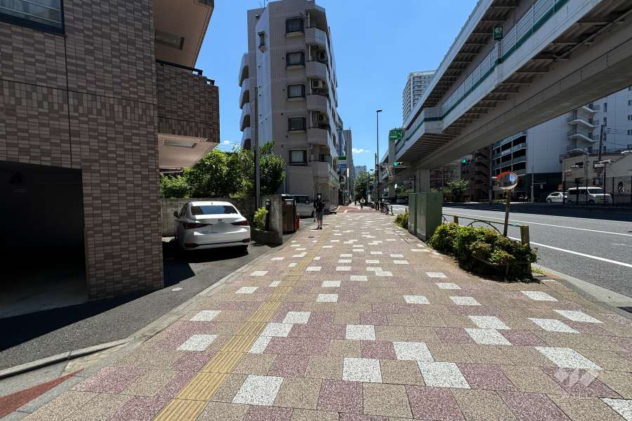 敷地の南西側前面道路（北西側から）