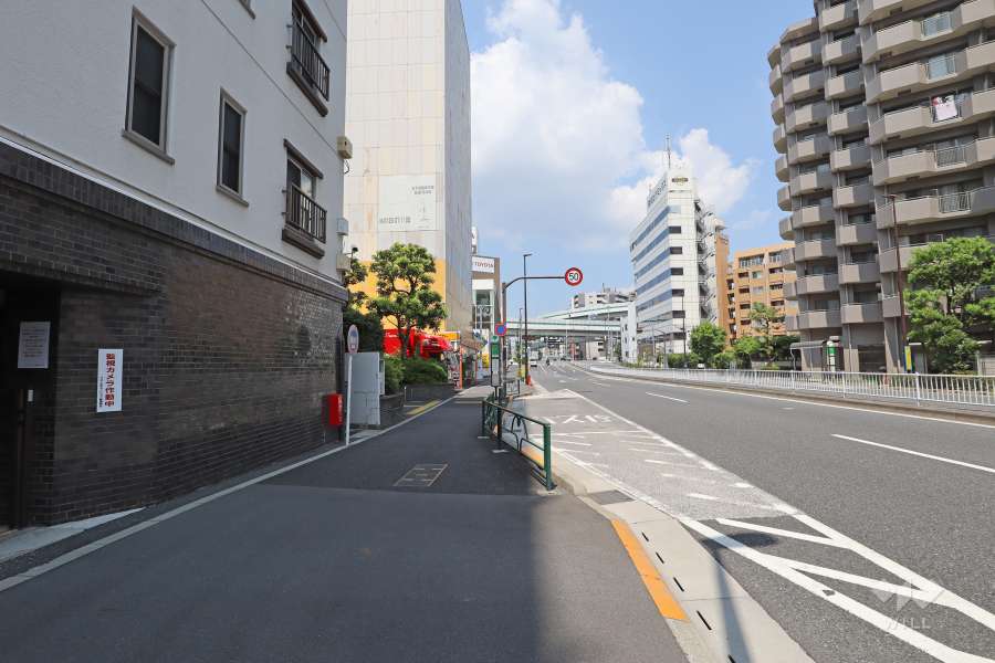 敷地北東側の前面道路（南東側から）