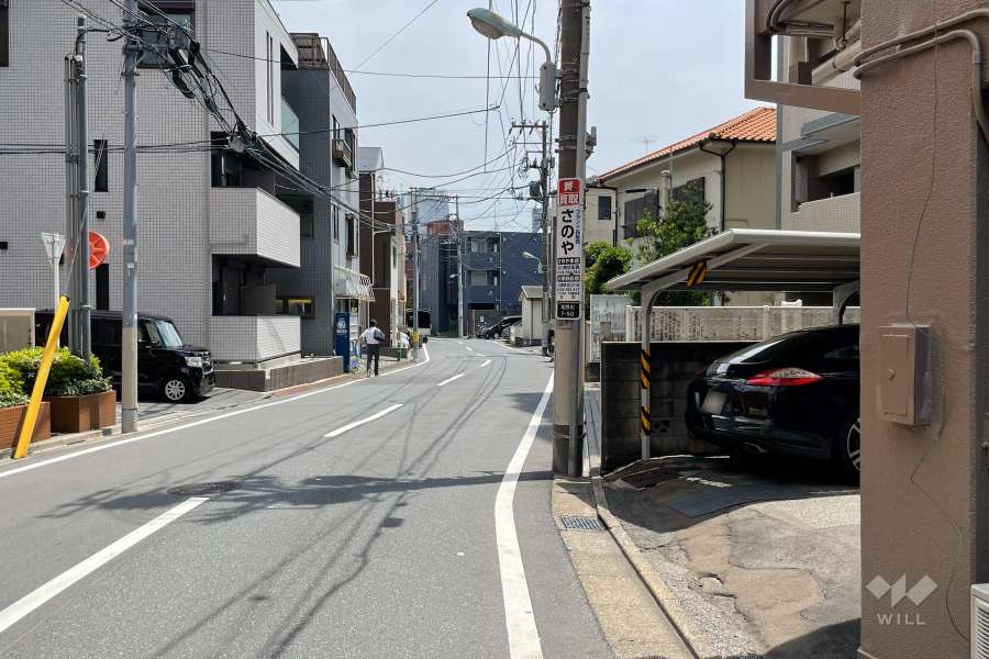 敷地北東側の前面道路（北西側から）