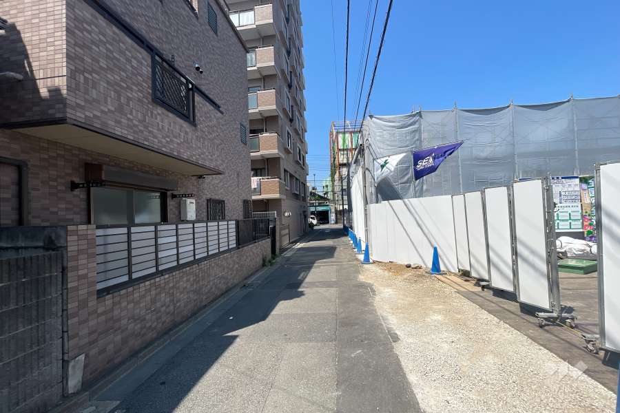 敷地の東側前面道路（南側から）　