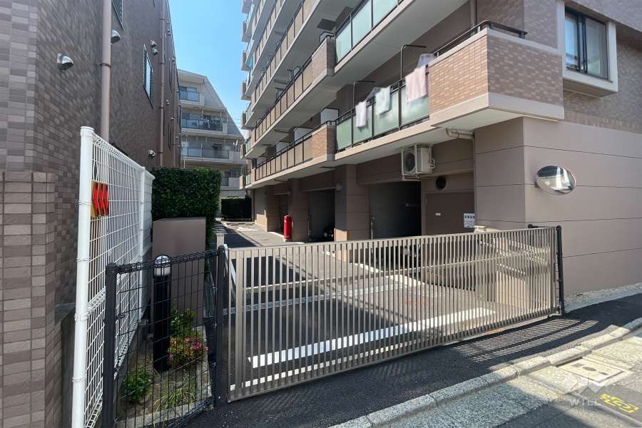 駐車場の出入口（ゲート付き）