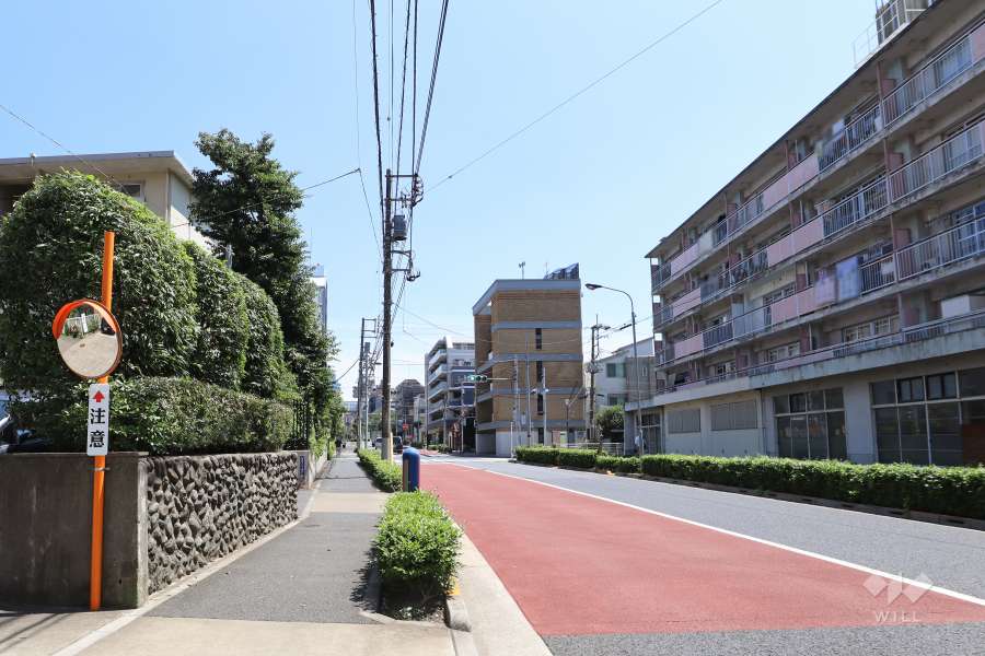 敷地西側の前面道路