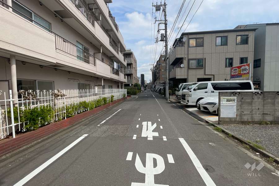 敷地東側の前面道路（南側から）
