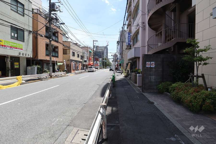 敷地の北東側前面道路（北西側から）