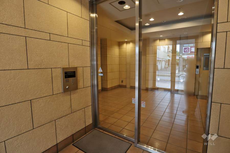 エントランスはオートロック付きです。