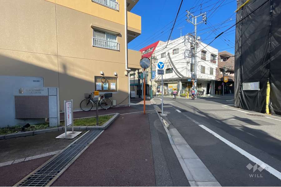 敷地の南側前面道路（東側から）