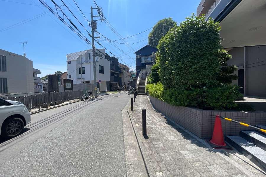 敷地の南東側前面道路（北東側から）