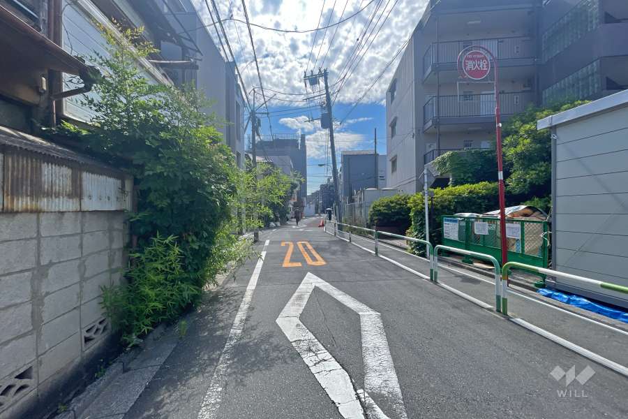 敷地北側の前面道路（西側から）