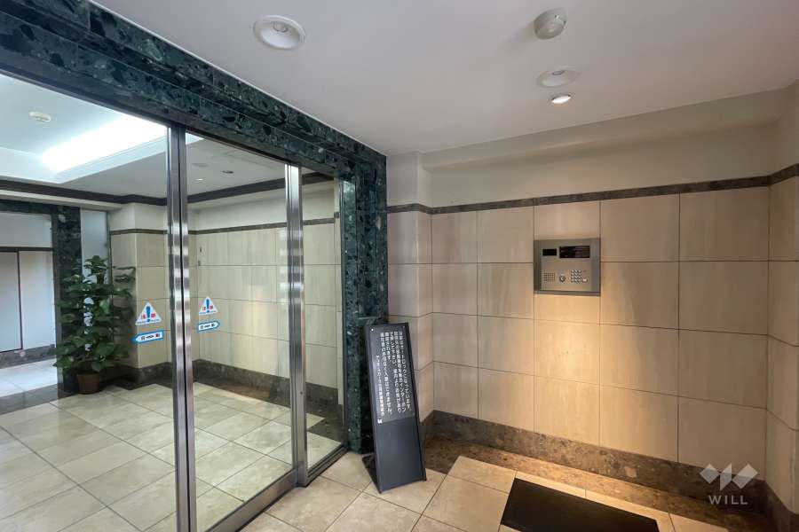 エントランスはオートロック付きです。