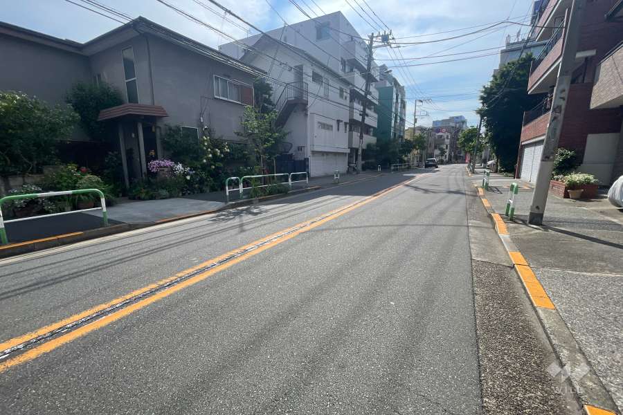 敷地の北側前面道路（東側から）