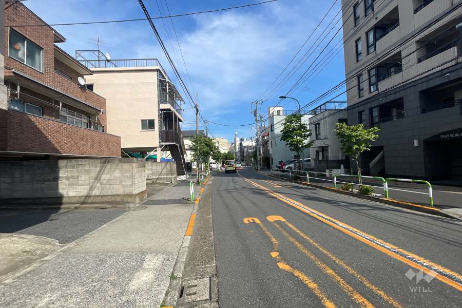 敷地の北側前面道路（西側から）