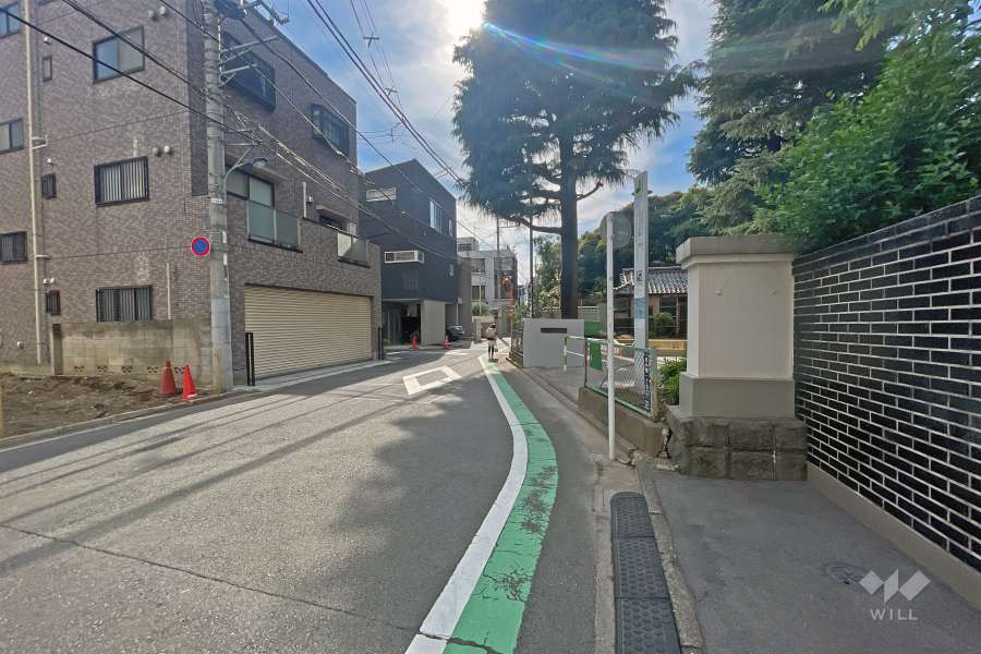 敷地の南側前面道路（東側から）。『旧古河庭園』に隣接し、都市部にありながら緑豊かで閑静な住宅地です。