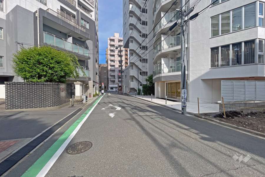 敷地の南側前面道路（西側から）。東側突き当りは本郷通りです。