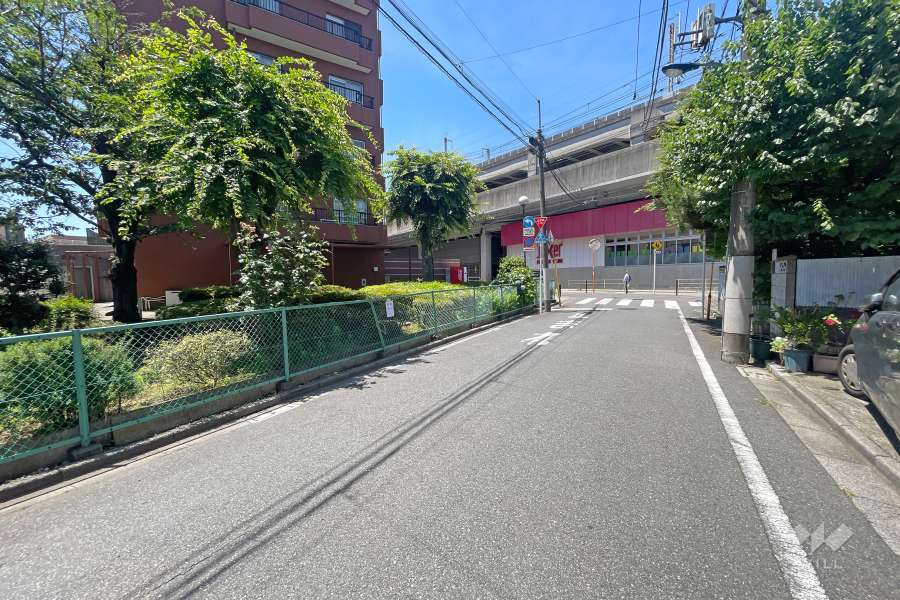 敷地北側の前面道路（東側から）