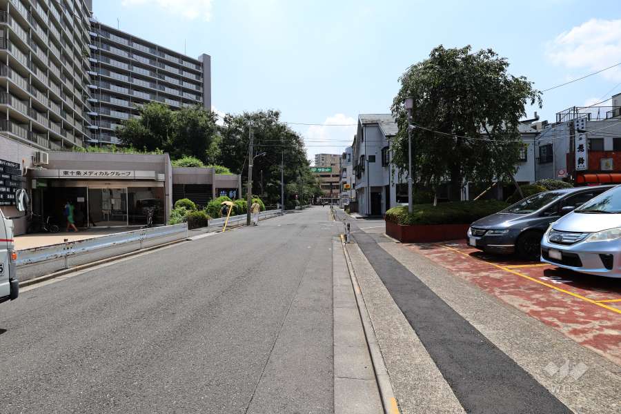 敷地北東側の前面道路（北西側から）