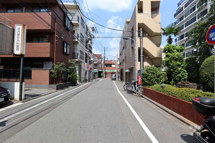 敷地南西側の前面道路（南東側から）