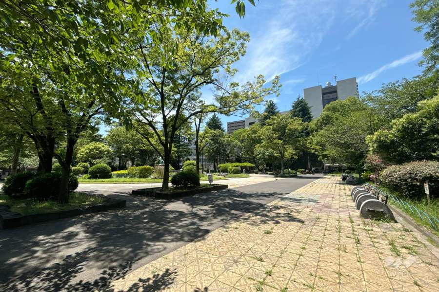 南側に隣接する北区立赤羽公園