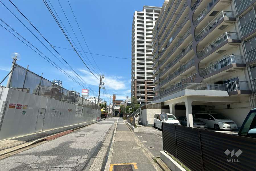 敷地西側の前面道路　