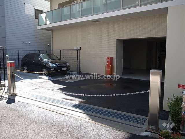 敷地内駐車場。ロボットゲート付きです。