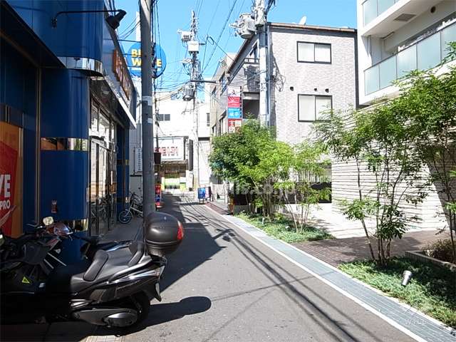 周辺には住宅の他、各種店舗や事務所も多く建ち並んでいます。