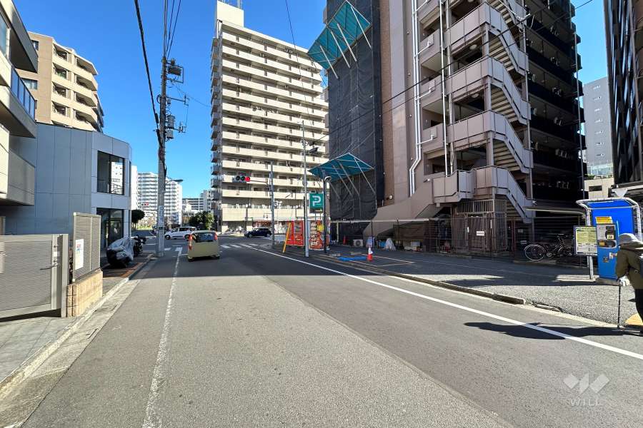 敷地の北側前面道路（西側から）