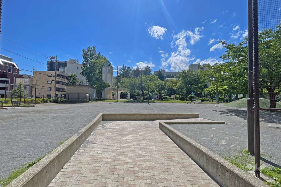 敷地に隣接した『北区立赤羽公園』