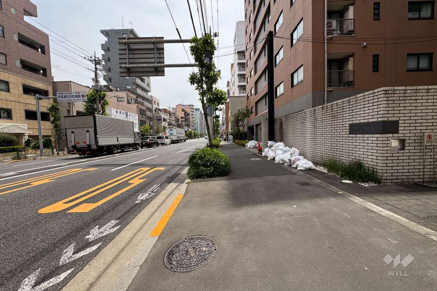 敷地北東側の前面道路（北西側から）