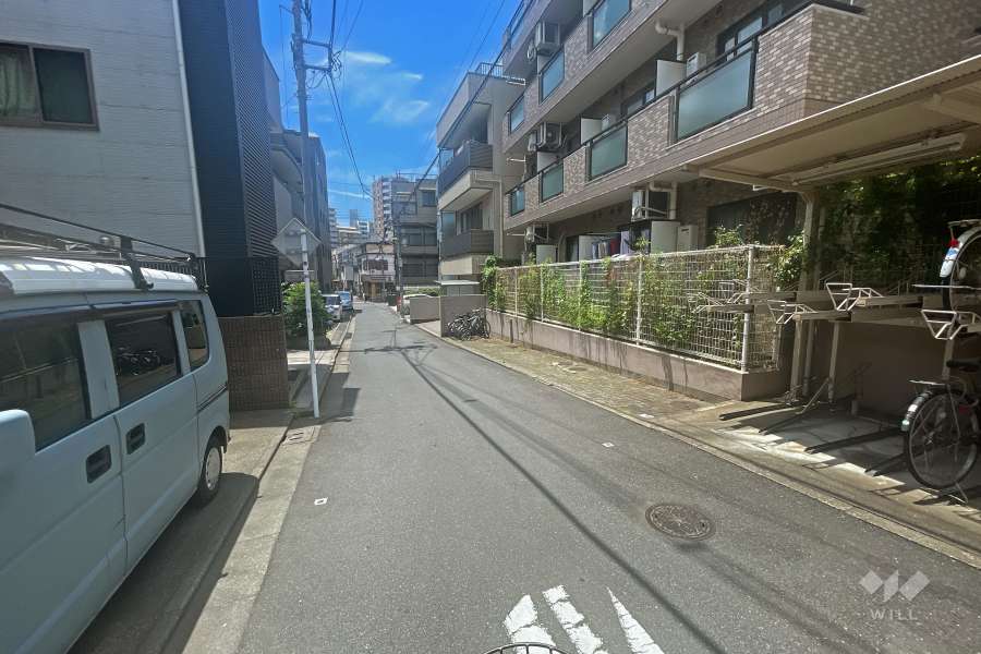 敷地南東側の前面道路（北東側から）