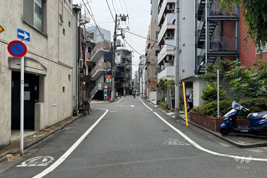 敷地北東側の前面道路（北西側から）