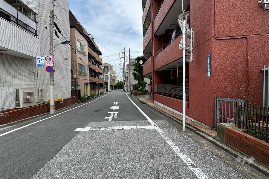 敷地西側の前面道路（南側から）