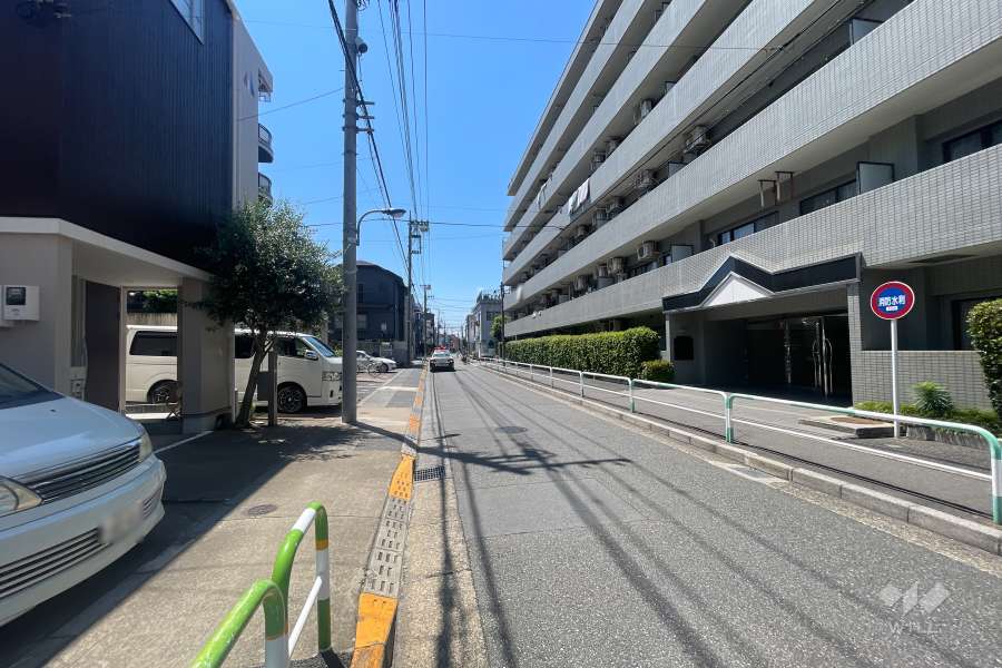 敷地南側の前面道路