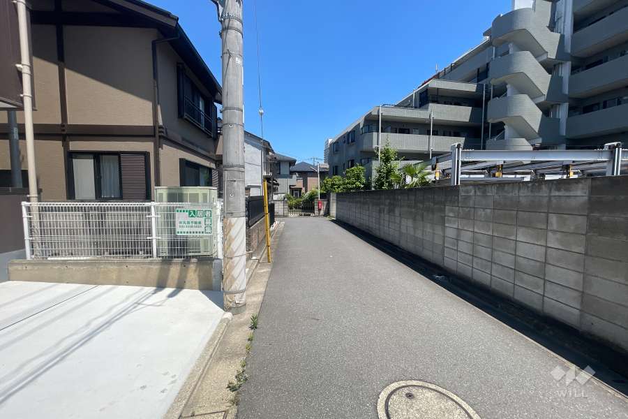 敷地北側の前面道路