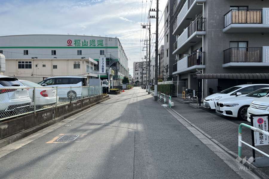敷地の東側前面道路（北側から）